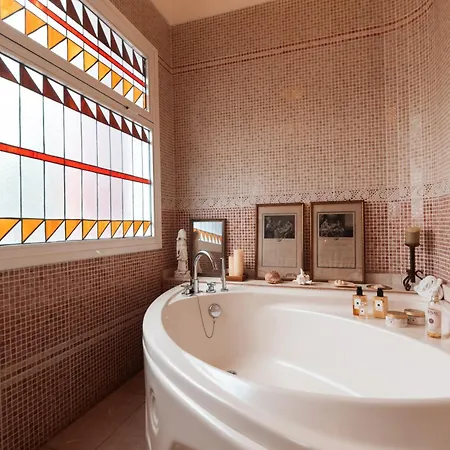 Red-house Адехе