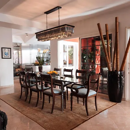 Red-house Вілла Адехе